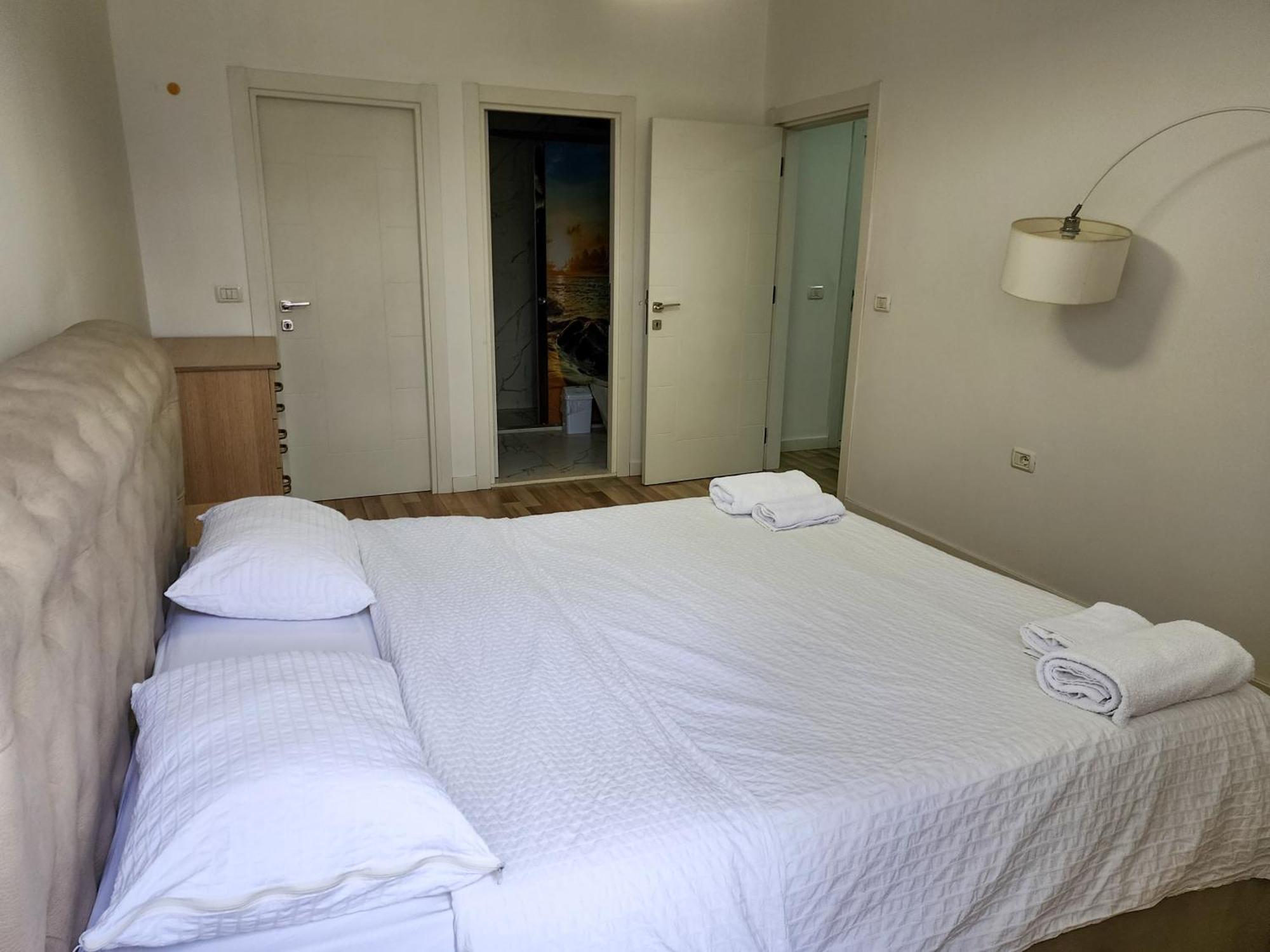 2E Apartment Myslym Shyri Tirana Bagian luar foto